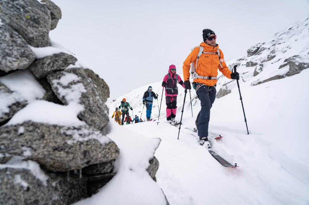 Teilnehmer beim VenedigerRUSH steigen im Hochgebirge auf Skitouren zum Großvenediger Gipfel auf
