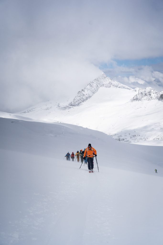 Sportler beim Tourenski auf verschneiter Hochgebirgsstrecke im Salzburger Land beim VenedigerRUSH